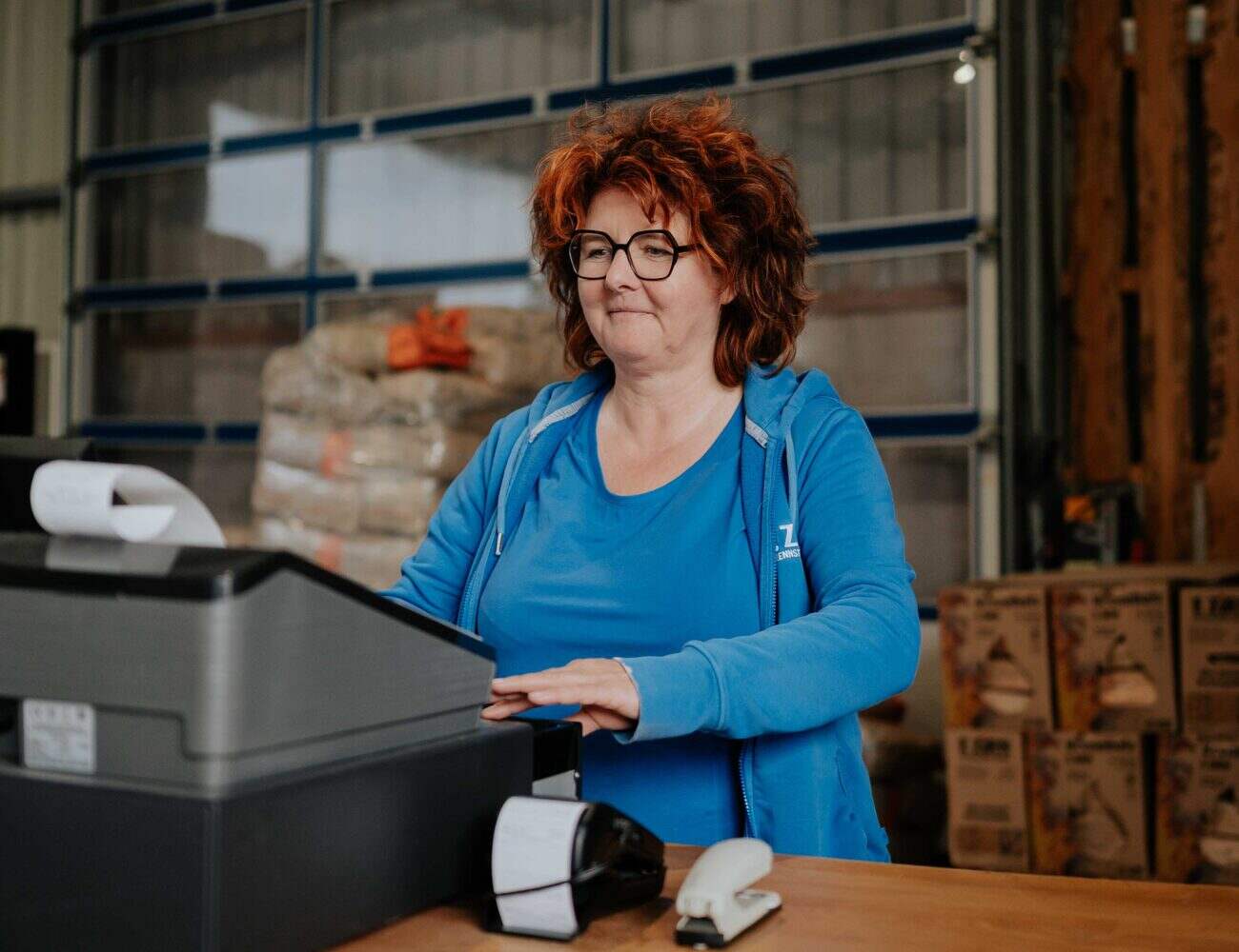 Sandra Zirn an der Theke im Abholmarkt